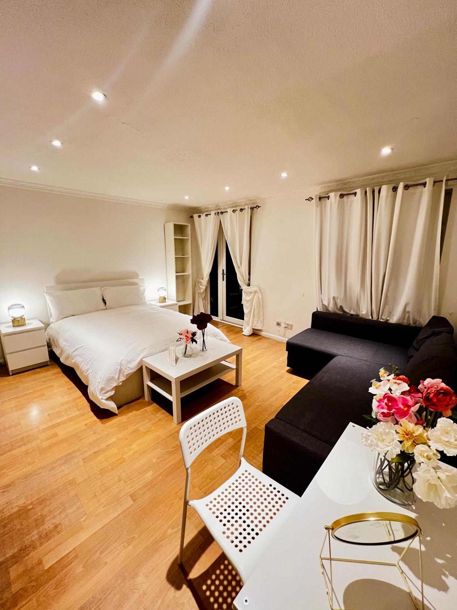 A Calm Stay Near Battersea Reach Лондон Экстерьер фото